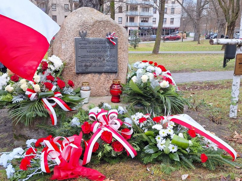Na zdjęciu obelisk pamięci powstańców na skwerze powsrtańców udekorowany kwiatami z okazji 105. rocznicy powstania wielkopolskiego