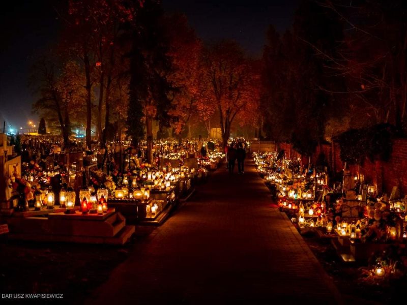 Na zdjęciu alejka cmentarza przy ul. Smutnej podczas 1 listopada. Na zdjęciu oświetlona zniczmia alejka