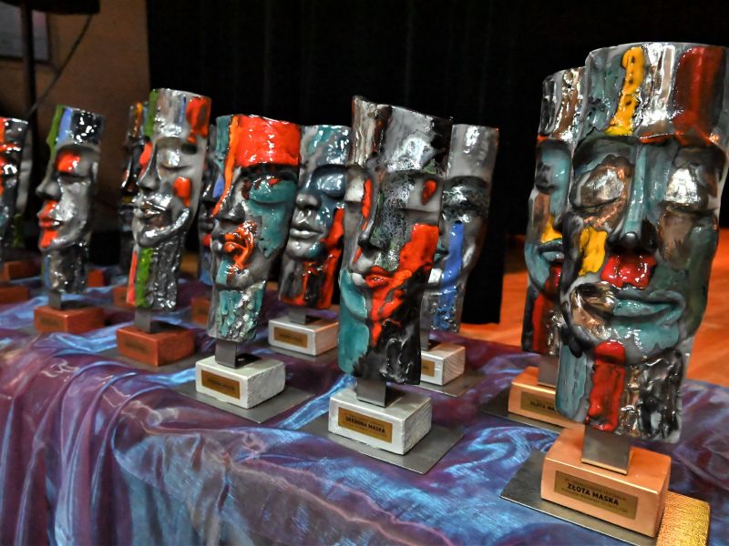 Na zdjęciu teatralne maski - statuetki nagród w przeglądzie teatralnym Tomaszowskie Teatralia