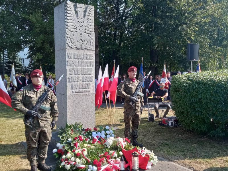 Na zdjęciu warta honorowa WP przy Pomniku W Hołdzie Zesłańcom Sybiru. Pod pomnikiem złożóne wiązanki biało-czerwonych kwiatów