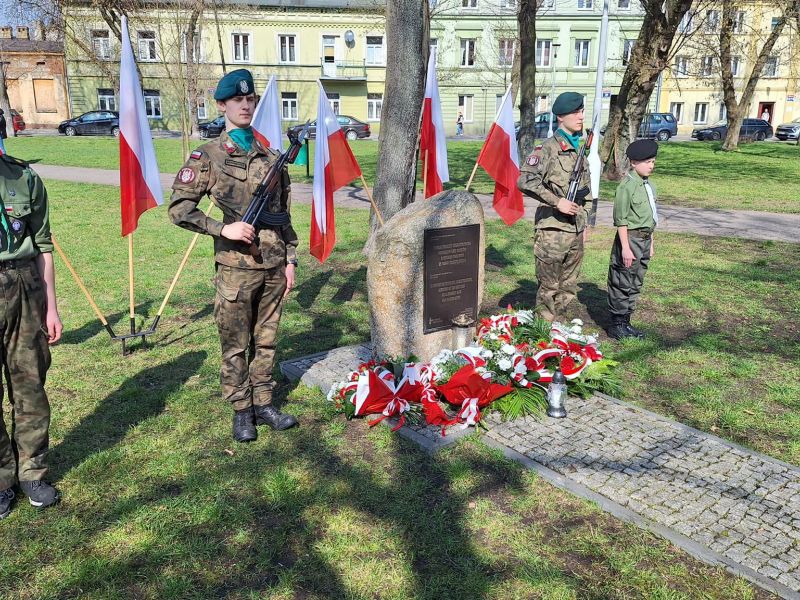 Na zdjęciu warta strzelców i harcerzy pod obeliskiem poświęconym Karolinie Juszczykowskiej, tomaszowianki zamordowanej przez Niemców za ratowanie Żydów