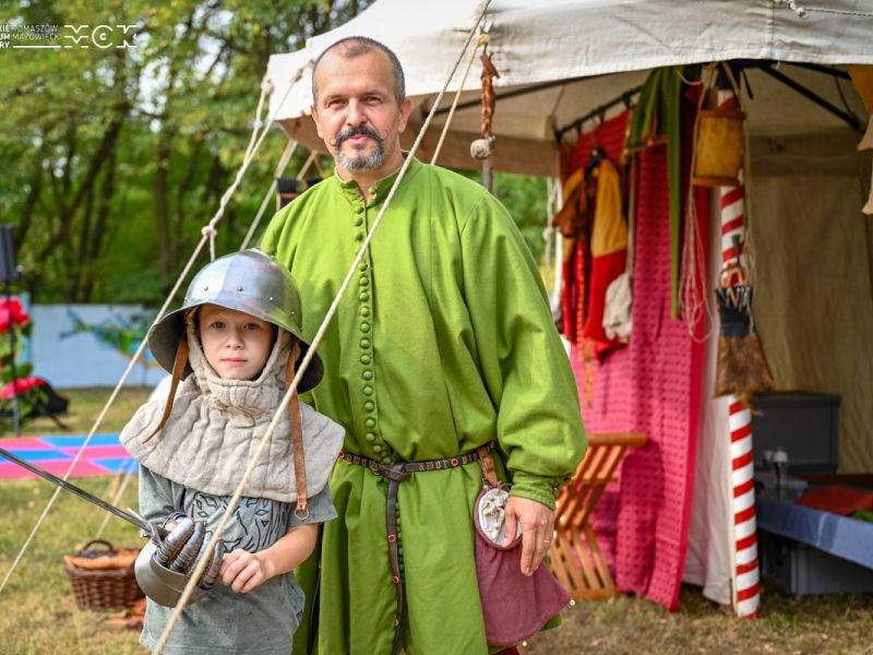 Na zdjęciu m.in. chłopiec w hełmie i z szablą średniowiecznego rycerza