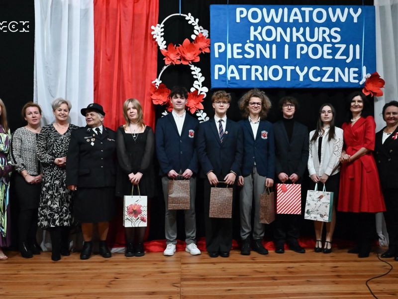 Na zdjęciu laureaci konkursów pieśni i wierszy patriotycznych