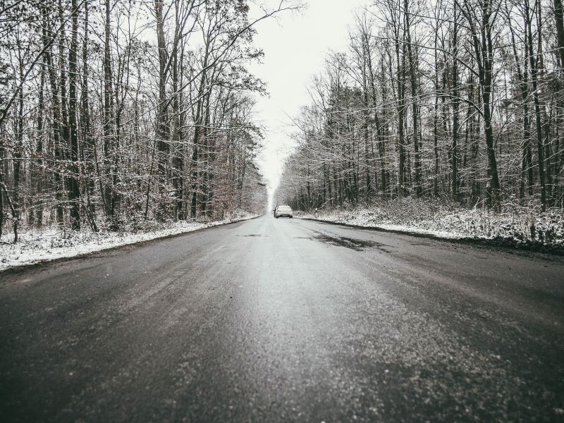 Na zdjęciu oblodzona droga biegnąca przez las