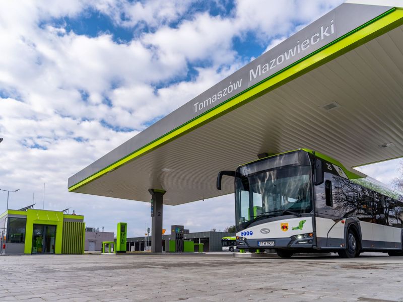 Na zdjęciu autobus hybrydowy na nowej stacji paliw MZK