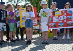 Na zdjęciu Dzień Dziecka i Dzień Eyropy w SP nr 3. Na fotografii grupa dzieci prezentuje kraj Belgię, posługując się własnotręcznie wykonanymi tablicami