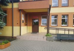 Na zdjęciu wejście głowne do budynku Szkoły Podstawowej nr 3 w Tomaszowie Mazowieckim