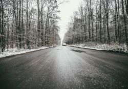 Na zdjęciu pokryta lodem droga leśna pokryta oblodzeniem